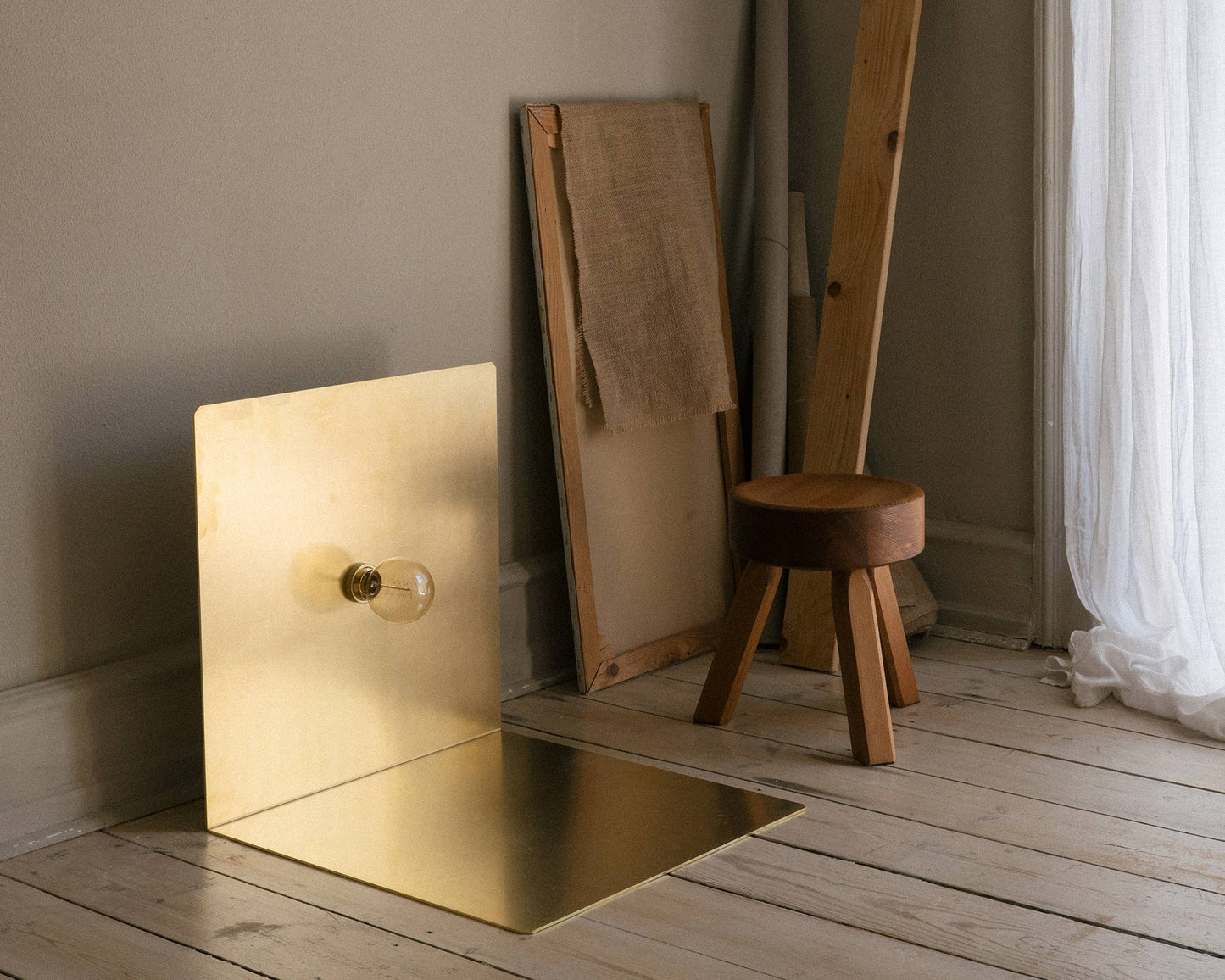 90° Floor Light | Brass